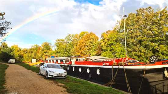 Cette péniche restaurée avec amour allie nostalgie et confort moderne