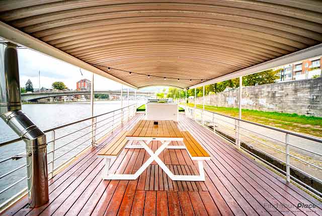 Vaste terrasse extérieure sur le pont